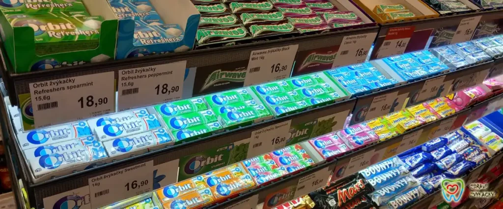 Foto von Kaugummis vor der Kasse (Thekenkaugummis) in einer Collage mit einem Kaugummi, dessen Zusammensetzung aufgedreht ist | Fotoautor: Jiří Samuel | Für den Artikel: Zusammensetzung von handelsüblichen Kaugummis | Für die Website zdravezvykacky.cz (Gesunde Kaugummis)